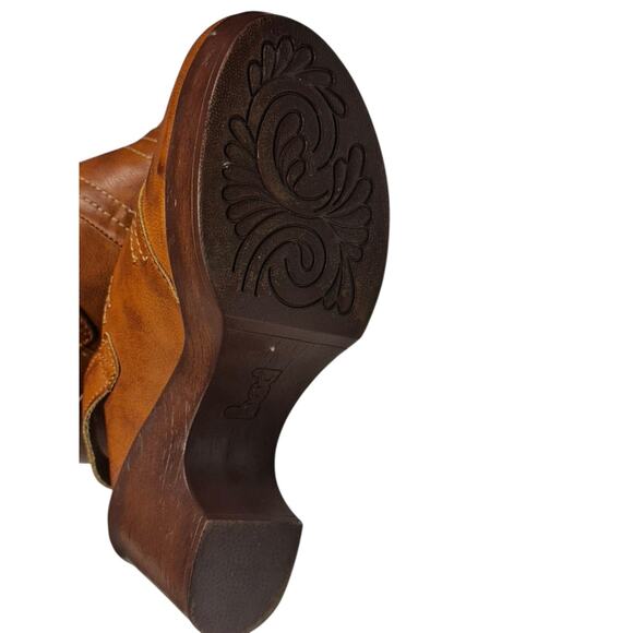 b.o.c. Women's, Cecila Clog BuckleClosure Light Weight Vegan Leather Tan Size 9 - Picture 9 of 9